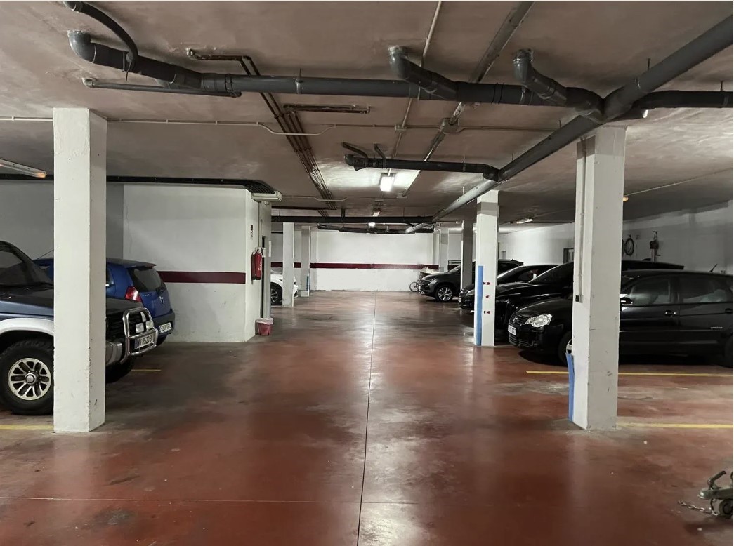 RUIM APPARTEMENT IN PORTMAN MET GARAGE EN BERGING